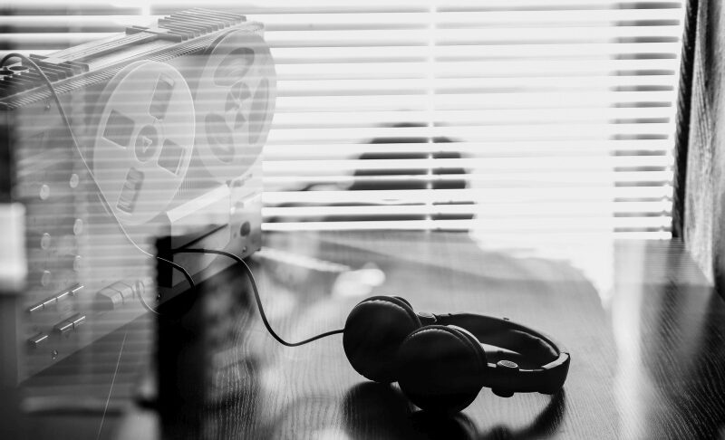 New attack eavesdrops on headphone audio from 30 meters away